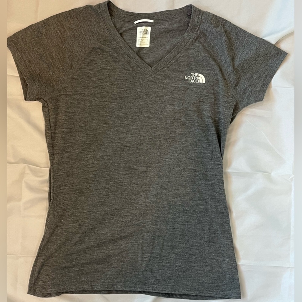 The North Face Women's Charcoal Short Sleeve Vapor Wick Tee Size Small